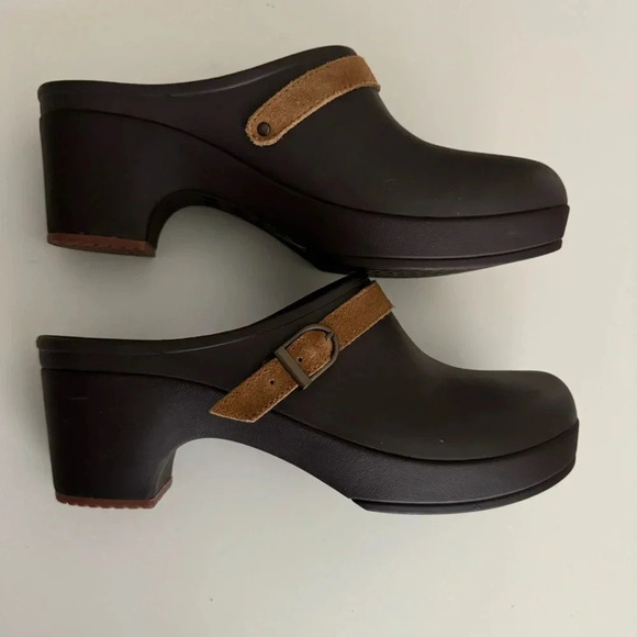 NWOT Croc Dual Comfort Sarah Brown leather strap Heeled Mule Clogs size 10 - Picture 1 of 11
